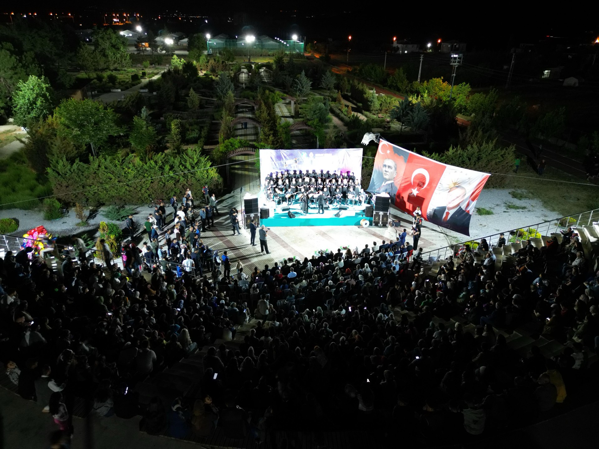 TÜRKÜLERLE GÖNÜL KÖPRÜSÜ KURULDU